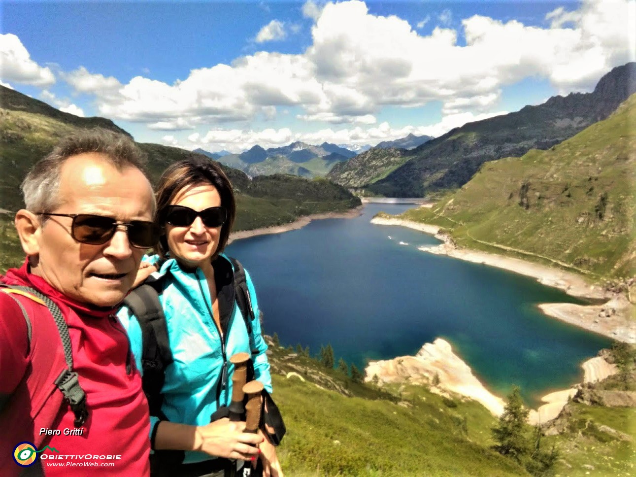 61 Selfie con vista sui Laghi Gemelli.jpg